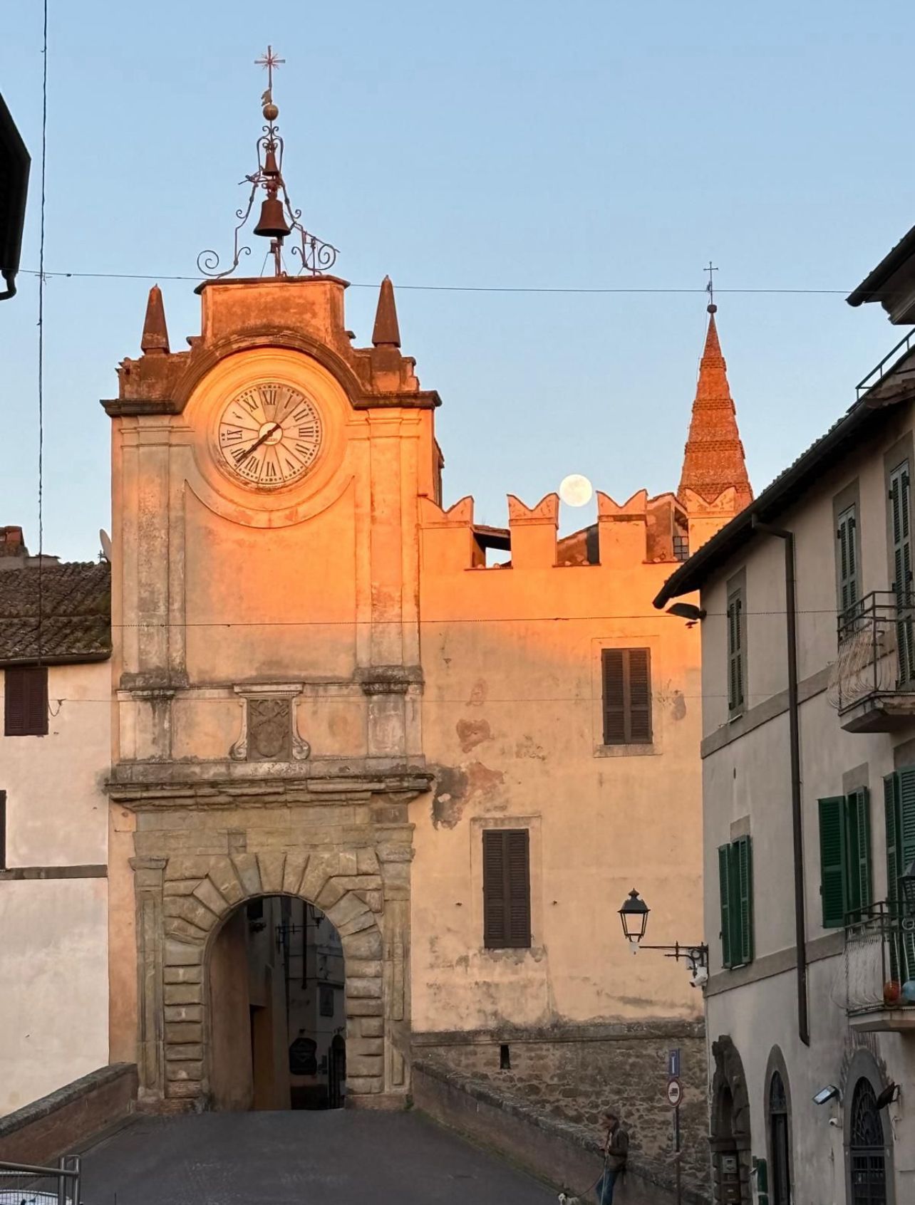 The Clock Gate marks the entrance to Capranica’s historic center, among ancient walls, golden sunsets, and a timeless atmosphere.