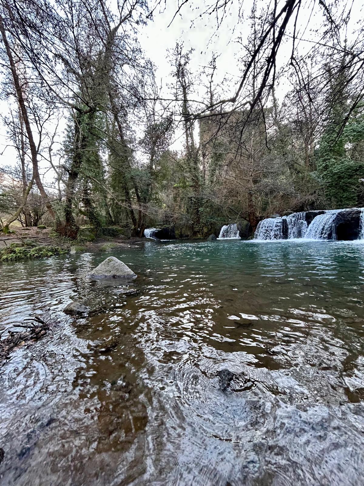 The Monte Gelato waterfalls offer nature, cool air, and tranquility near Capranica. Perfect for relaxing, walking, and photography.