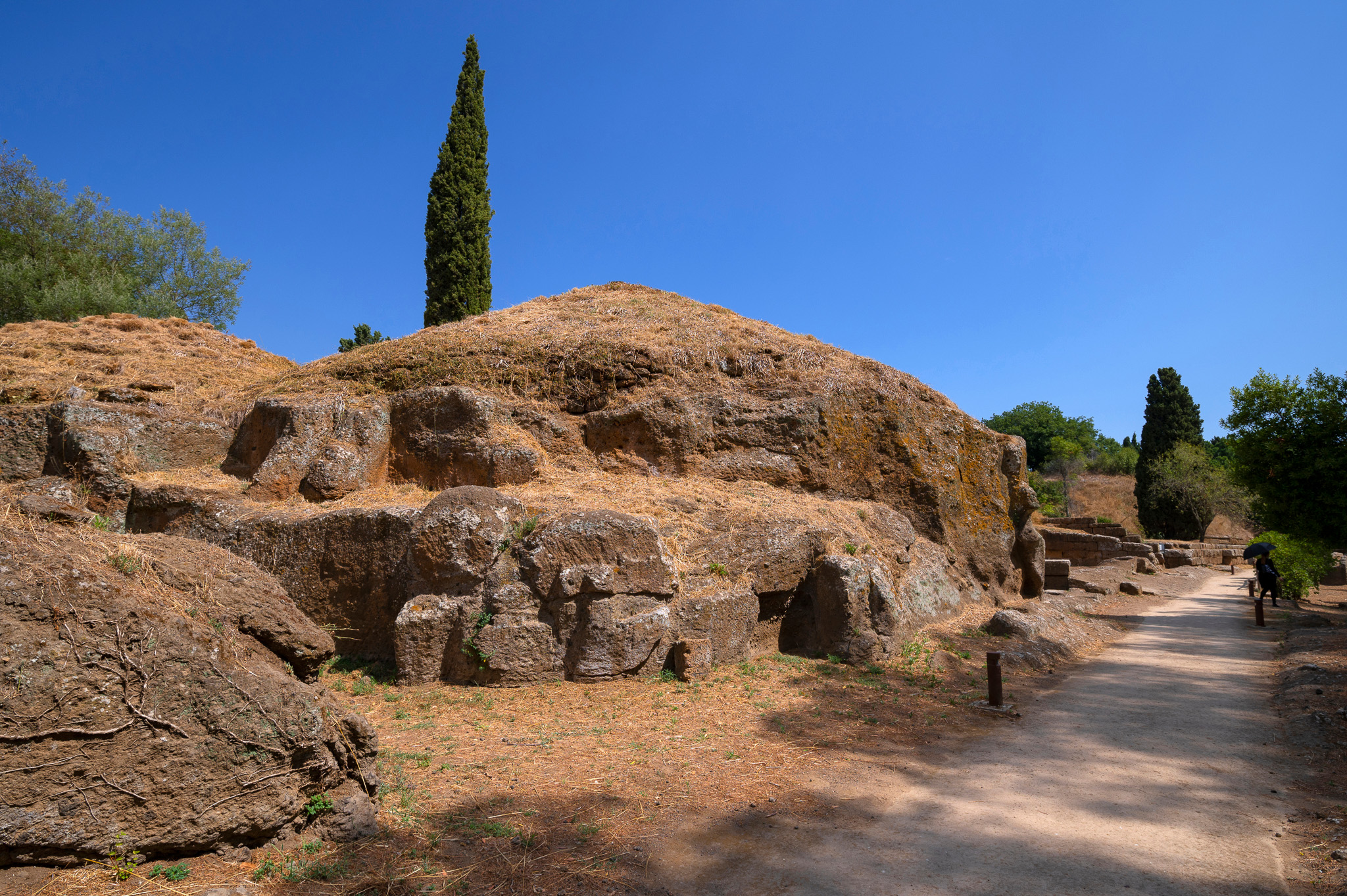 Etruscan tombs carved into the tuff at Cerveteri, surrounded by nature and silent witnesses to an ancient civilization.